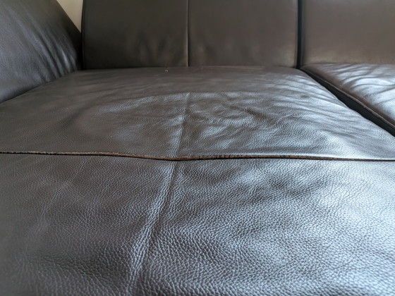 Image 1 of Conjunto de sofá seccional de cuero de diseño W. Schillig con sillón y otomana con espacio de almacenamiento.