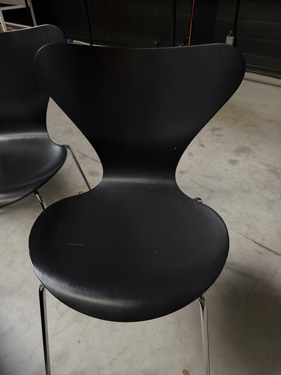 Set van 4 authentieke Fritz Hansen Serie 7 stoelen – Arne Jacobsen – Zwart – Gemaakt in Denemarken (photo 3 of 5)