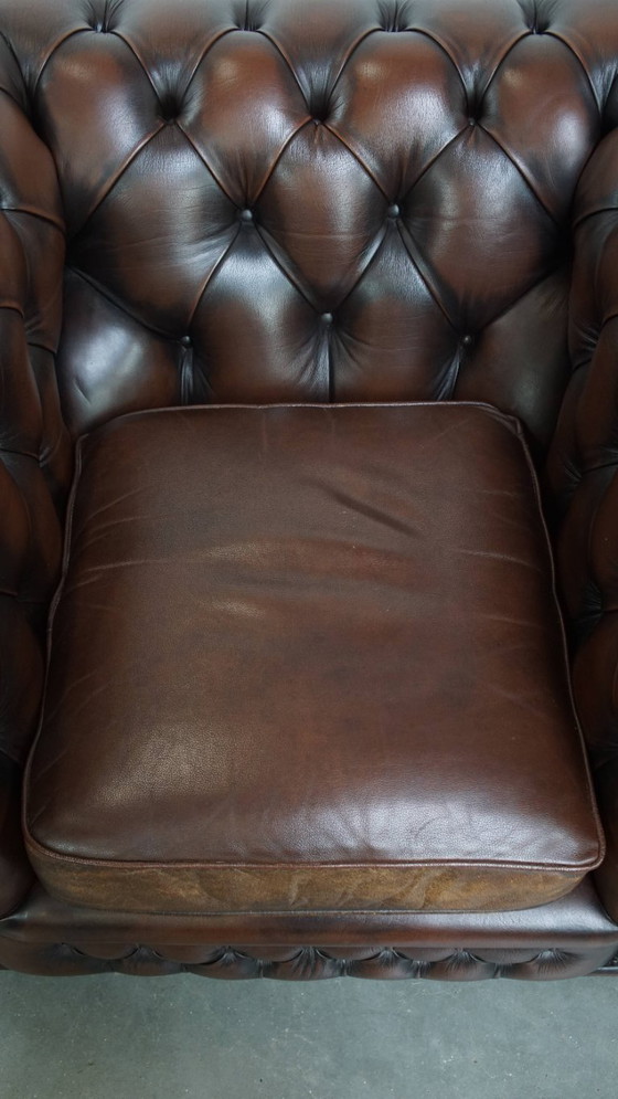 Image 1 of Donkerbruine Engelse rundleren chesterfield fauteuil met siernagels