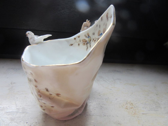 Image 1 of Jarrón antiguo con forma de concha, decorado con un elfo/bufón/niño y un pájaro - Volkstedt