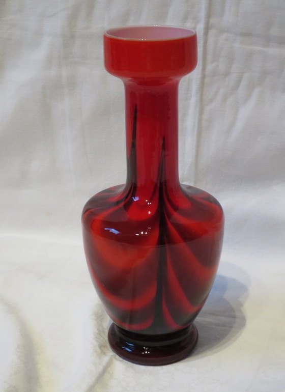 Image 1 of Florero Vidrio opalino estampado rojo