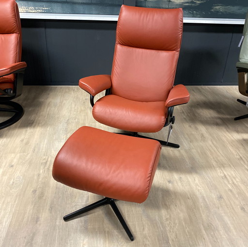 Sillón reclinable Stressless Aura M con reposapiés