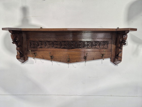 Image 1 of Perchero de pared Art Déco de roble con adornos de ardillas.