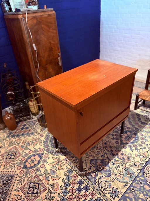 Meuble bar vintage en teck / Meuble à roulettes à charnières rabattables – Style moderne du milieu du siècle – Années 1960
