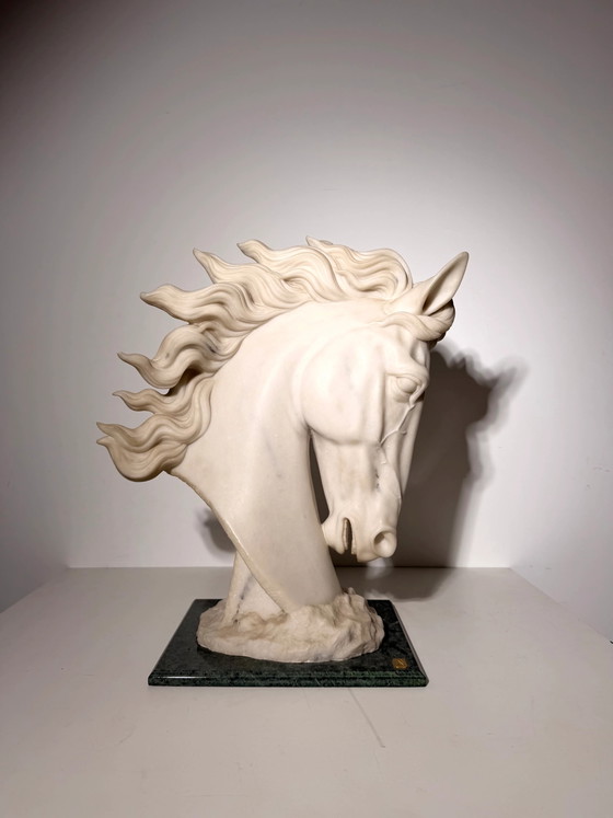 Sculpture “Sculpture by Leonardo” – White Horse Head on Green Marble Base (photo 2 of 6)