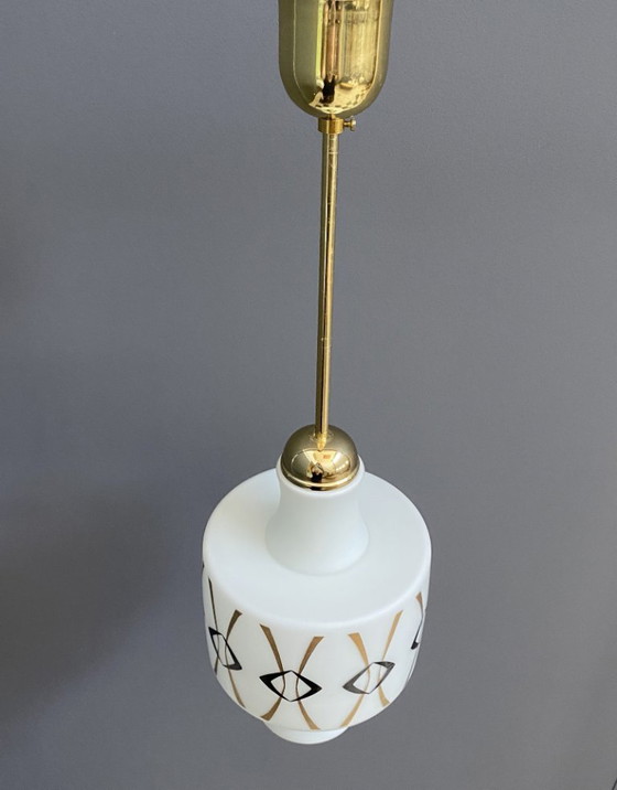 Image 1 of Lampada a sospensione in vetro opalino con disegno in oro e nero