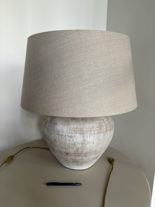 Lampada con paralume in lino e base in terracotta