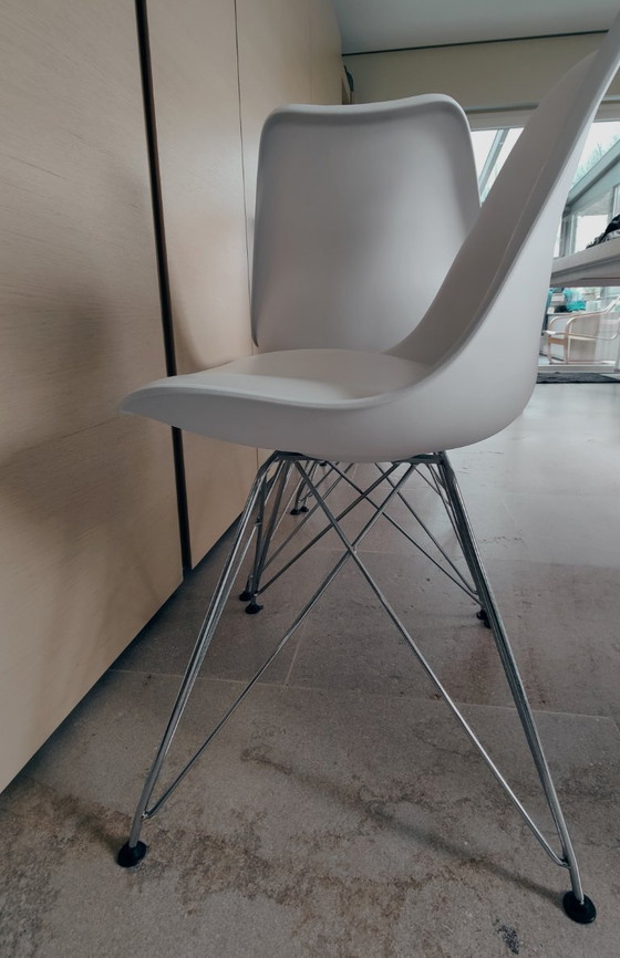 Image 1 of 6 repliche di sedie a secchiello Eames con base in metallo bianco