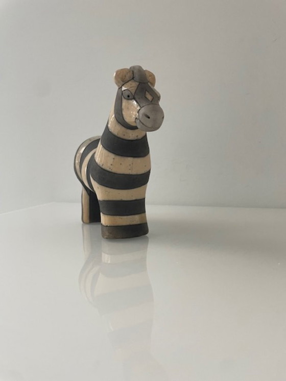 Image 1 of Estatua de cebra de cerámica raku – diseño artesanal
