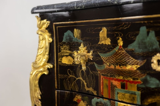 Image 1 of Commode sauteuse de style Louis XV en laque. Années 1950.
