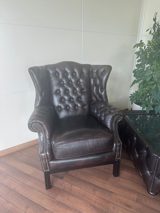 Set van 2 Chesterfield fauteuils, 2 poefs en 1 salontafel