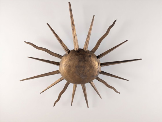 Lámpara de techo grande de metal dorado con diseño de rayos de sol, de mediados de siglo, década de 1960. (photo 2 of 8)
