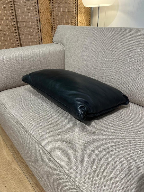 Image 1 of 2 cuscini in pelle nera con design personalizzato, in condizioni perfette.