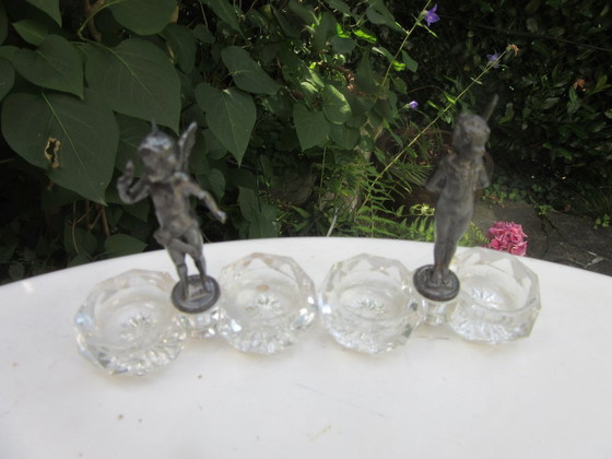 Image 1 of 2 recipientes para salero y pimentero con forma de ángeles querubines de cristal y metal negro (a uno de ellos le falta un ala) 