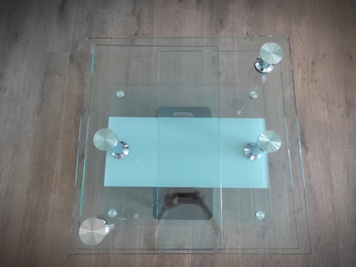 Extraordinaria mesa de centro de cristal extensible de 80 a 155 cm.