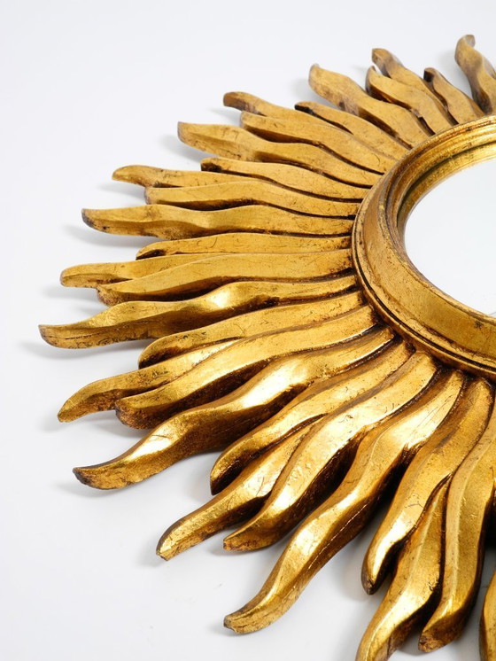 Image 1 of Grande specchio da parete Mid Century Modern Sunburst Kovex in legno e resina, placcato oro | Ø 52 cm