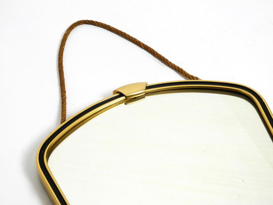 Image 1 of Bellissimo piccolo specchio da parete in ottone di metà secolo con cinturino intrecciato