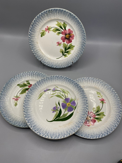 4 piatti da dessert in terracotta, decorati con motivi floreali dipinti e bordo intrecciato blu, Saint-Amand