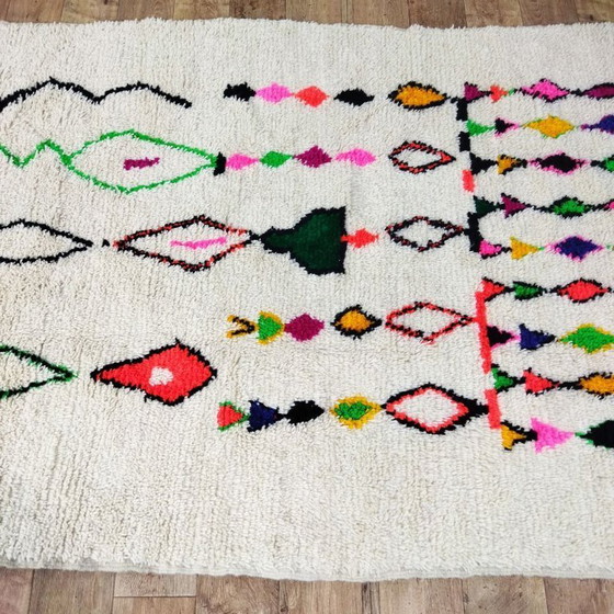 Image 1 of Alfombra bereber colorida – Alfombra marroquí hecha a mano con motivos simbólicos (240 × 150 cm)