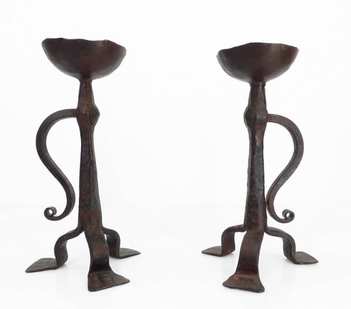 Een paar driepootkandelaars van smeedijzer, neogotische stijl, Frans vakmanschap, begin 20e eeuw.