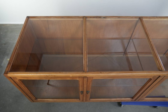 Image 1 of Bijzonder leuke en grote vintage houten balie/ vitrinekast/ display kast met 4 deuren en glas