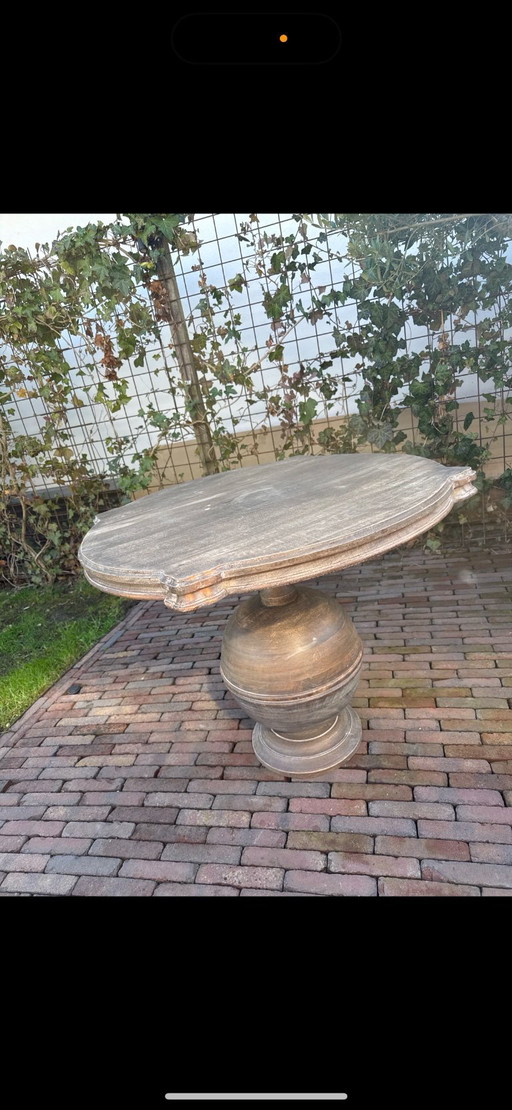 Classic oval table with ball base