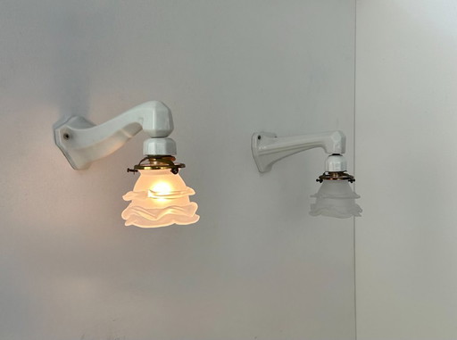 Paar vintage art deco wandlampen, porselein en gezandstraald glas, Frankrijk 1930