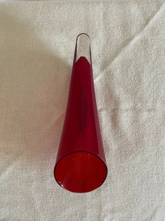 Vintage vaas in de vorm van een hoorn des overvloeds van robijnrood kunstglas, jaren 70. (photo 8 of 8)