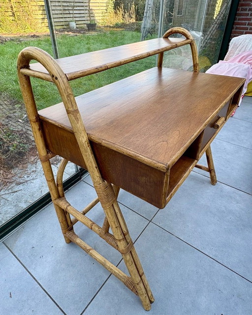 Precioso escritorio vintage de ratán de mediados de siglo