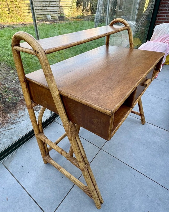 Image 1 of Bellissima scrivania vintage in rattan di metà secolo