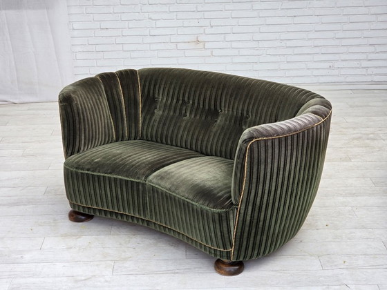 Dänisches 2-Sitzer-Gebogenes Sofa aus den 1960er Jahren, Bezug aus Velours, Eichenholz. – 2 Sitzer Sofas (photo 15 of 17)