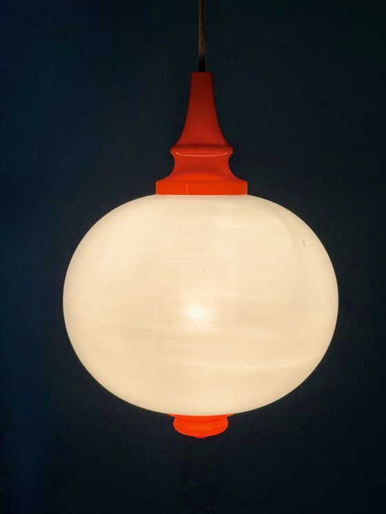 Image 1 of Space Age hanglamp met melkglazen bol en oranje accenten