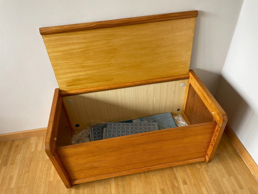 Solid wood toy chest / storage box – timeless design – 87 cm