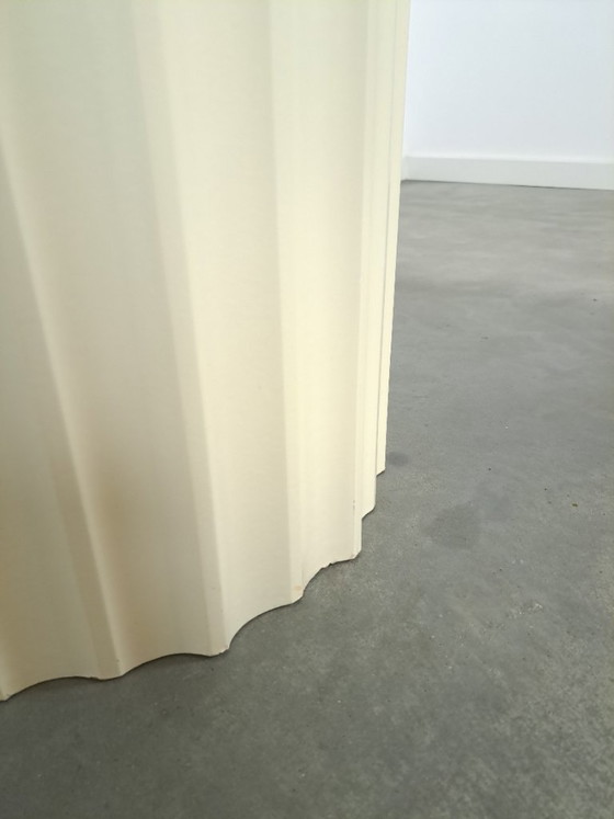 Image 1 of Runder, cremefarbener Esstisch mit gerippten Beinen