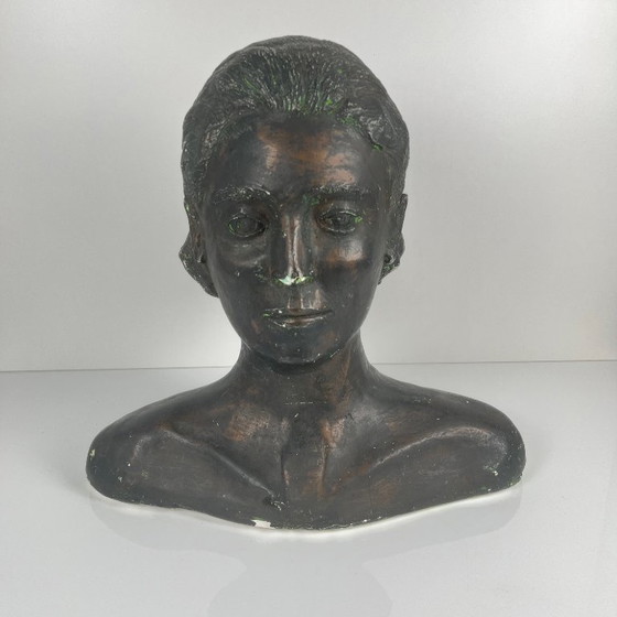 Image 1 of Neoclassicistische gipsen buste van een vrouw, vervaardigd door M. Mongey, 20e eeuw.