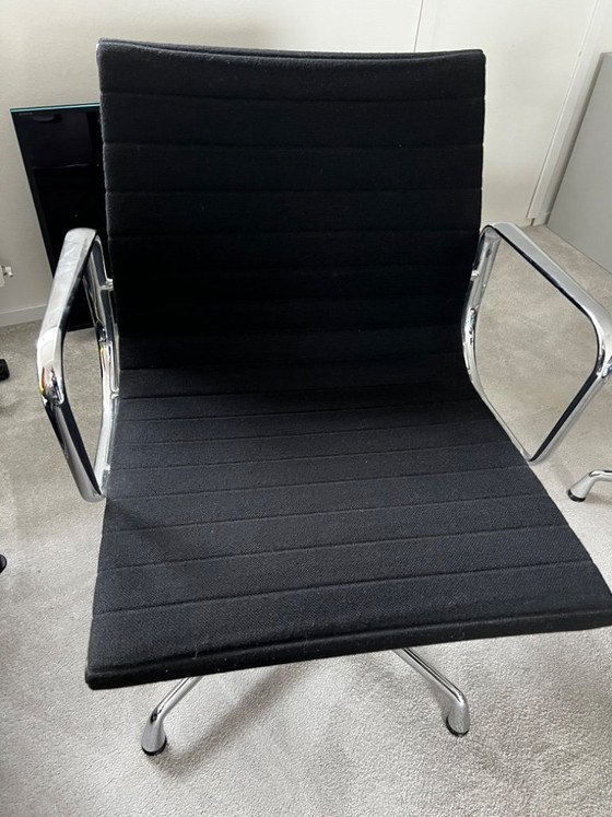 Image 1 of 2x Vitra EA108 (conferentie) stoelen