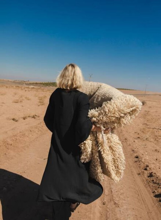 Image 1 of Dos alfombras marroquíes hechas a mano: una blanca y otra de cobre, además de una alfombra de pasillo.