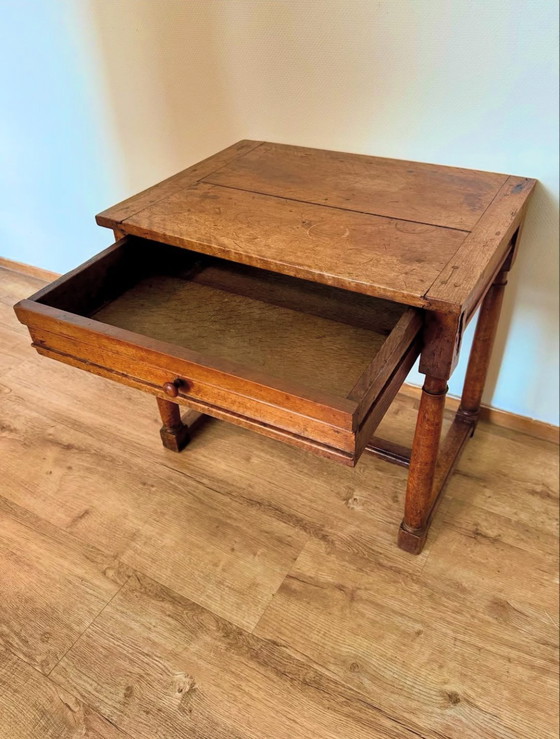 Image 1 of Antiker Beistelltisch aus Nussbaumholz mit Schublade.