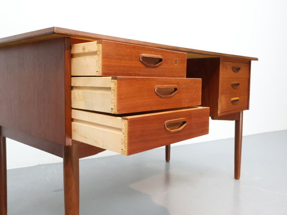 Image 1 of Scrivania danese bifacciale in teak vintage 6 cassetti