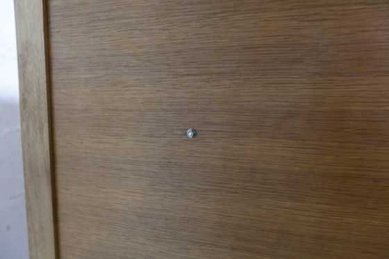 Image 1 of Kledingkast uit de jaren 50 met kompasvormige poten, schuifdeuren en een nieuw bovenblad.