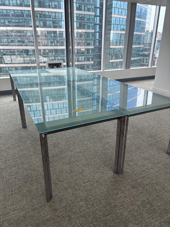 Image 1 of Scrivania in vetro ODILE DECQ con gambe in metallo