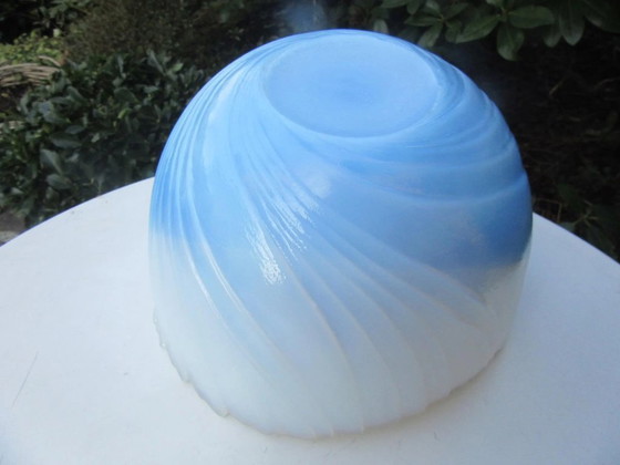 Image 1 of Coupe à fruits en verre bleu splendide de Mats JONASSON avec étiquette d'origine, design inhabituel, très lourde,