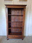 Libreria classica con 2 cassetti, dimensioni: 100x35 cm e 185 cm di altezza.