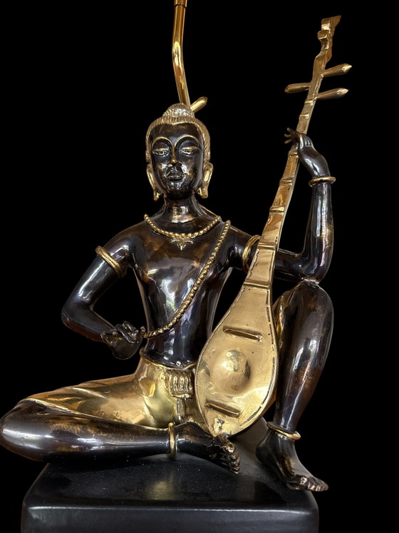 Image 1 of Bronzestatuenlampe im Stil der Mitte des 20. Jahrhunderts mit goldfarbenem Schirm