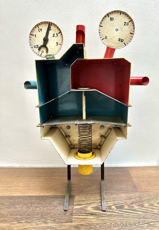 Bijzonder metalen kunstobject in Rietveld kleurtjes