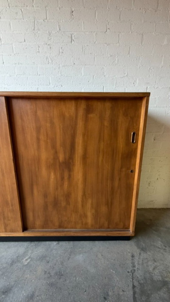 Buffet/armoire d'écolier vintage milieu du siècle (XL), armoire à portes coulissantes – Buffet bas, Wood (photo 16 of 18)