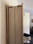 Schrank und Esstisch aus dickem Sperrholz