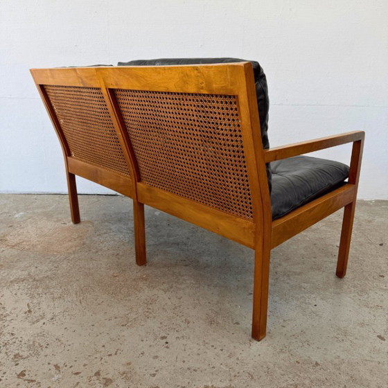 Image 1 of Zweisitzer-Sofa aus der Mitte des Jahrhunderts – Holz, Gurtband – schwarze Lederkissen