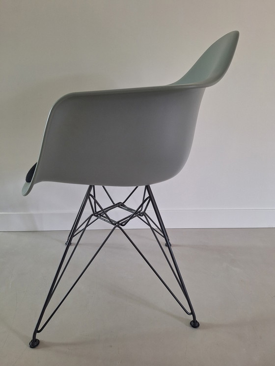 Image 1 of 4x Vitra Eames gris oscuro con base negra