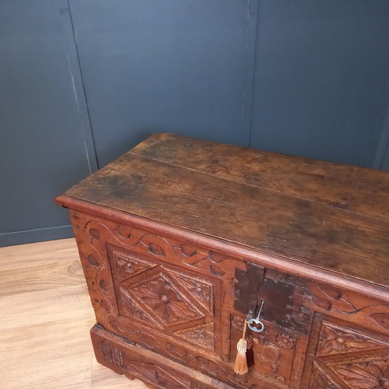 Image 1 of coffre en bois de châtaignier du XVIIIe siècle
